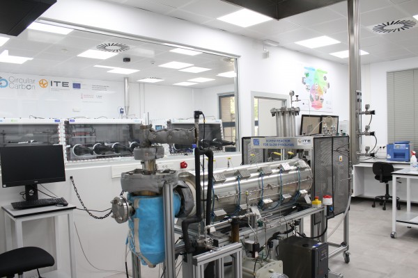 Carbones activos sostenibles aplicados en sistemas de almacenamiento energético y el tratamiento de aguas y gases 
