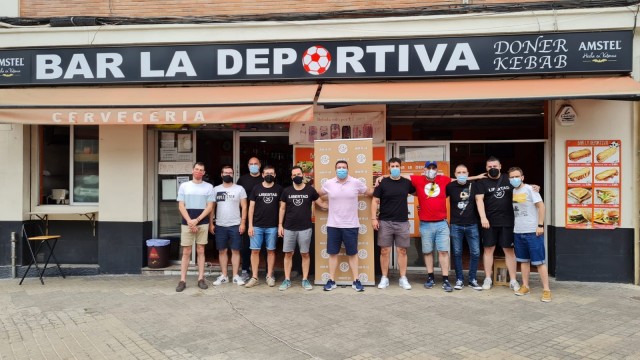 Veus Fé-Cé cierra la persiana de su cuarta temporada con una macrotertulia desde el Bar La Deportiva