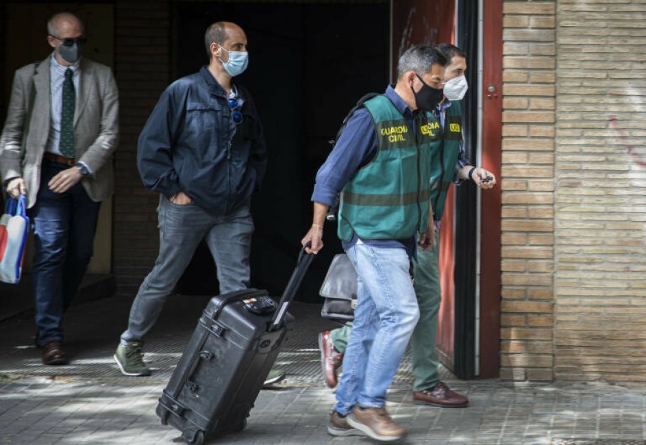  Agentes de la Guardia Civil durante uno de los registros. Foto: EVA MÁÑEZ  - 