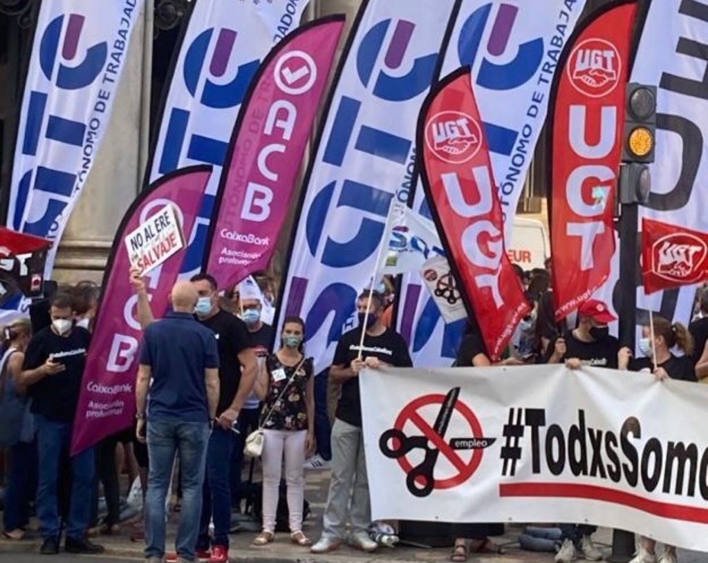 Más del 90% de las oficinas de CaixaBank en España cerradas por la huelga de los sindicatos