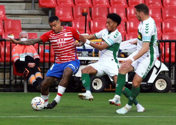 La opción de compra que ostenta el Elche sobre Johan Mojica expira este miércoles