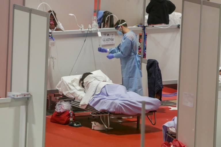 Sólo 2 de cada 1.000 personas con covid fallece en España, pero suben los contagios en no vacunados