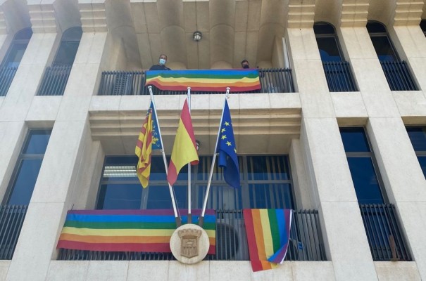 Sant Joan instala una carpa informativa y organiza una charla sobre identidad sexual LGTBI