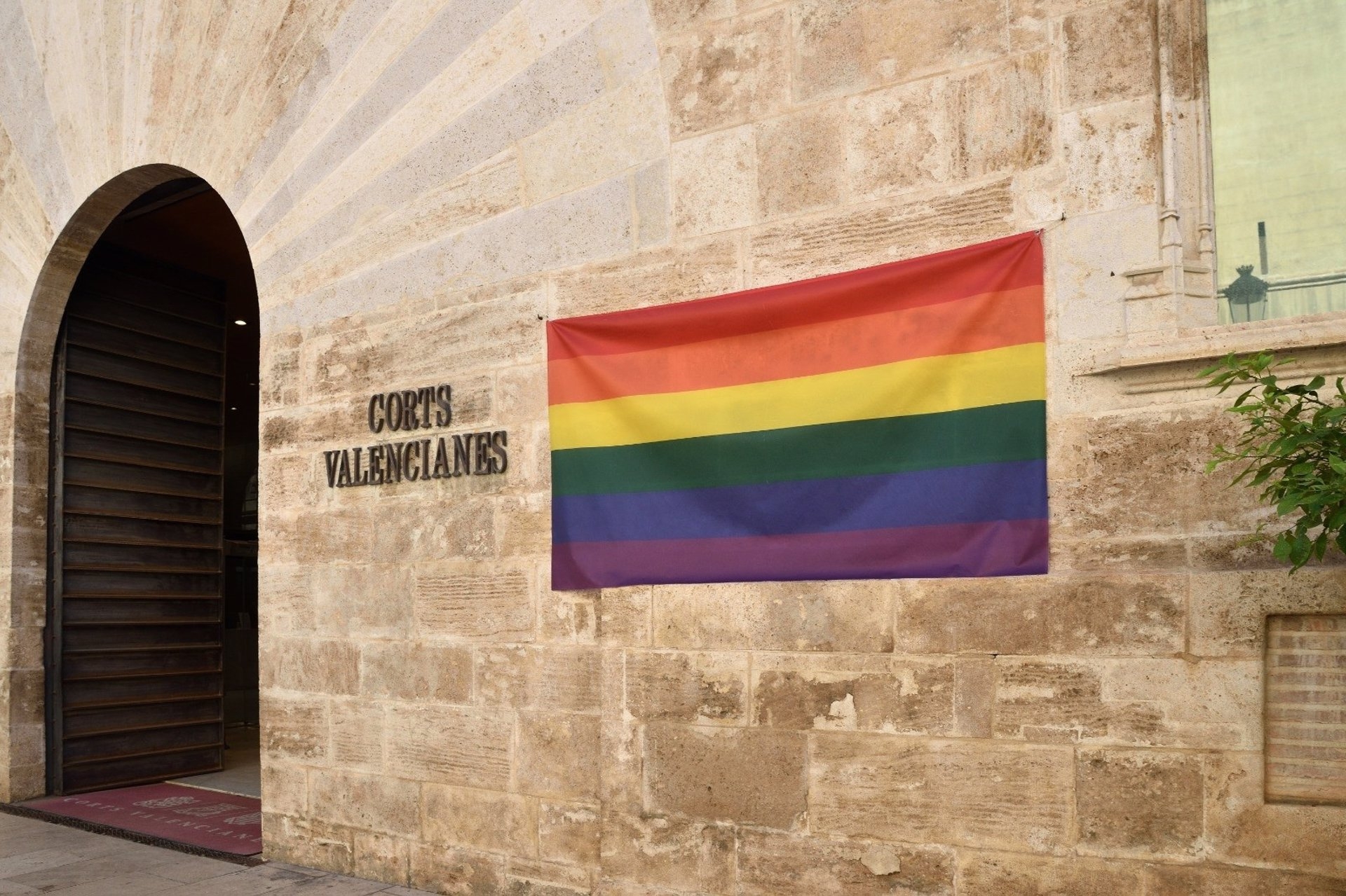Les Corts cumplen su compromiso con el colectivo LGTBI y lucen la bandera del Orgullo