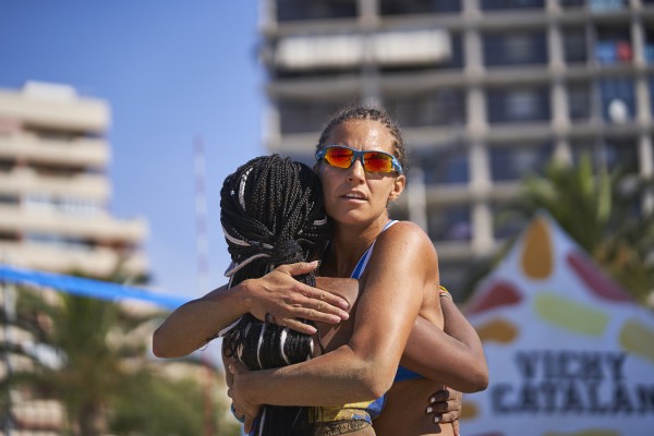 Las parejas Villa-Isidro y Dejuan-Jarque conquistan la playa de Oropesa de Mar