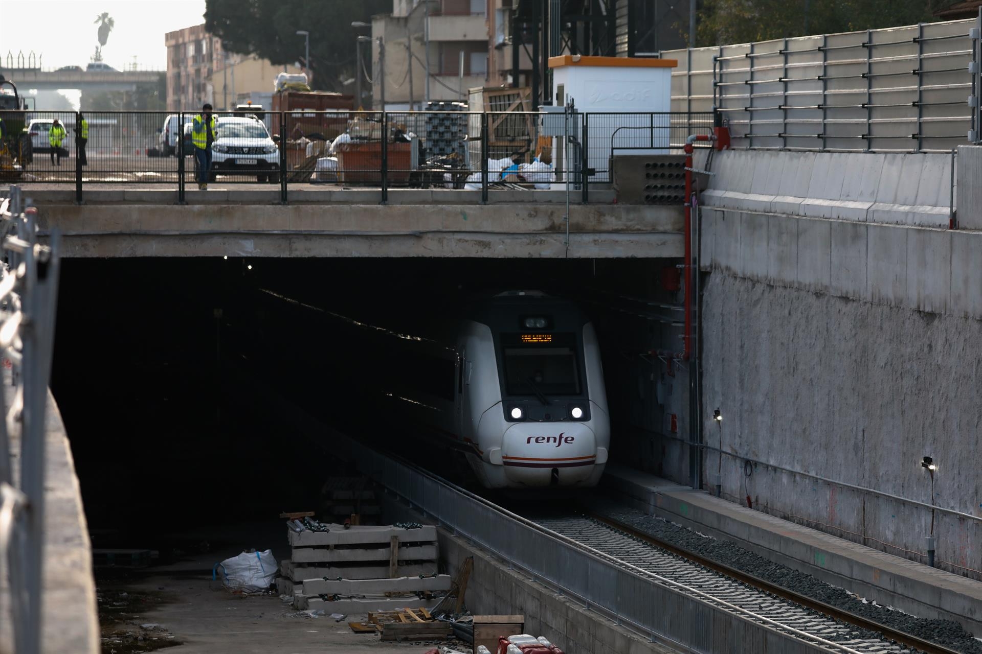 Un tren circula por el túnel construido de acceso a la estación Murcia del Carmen. Foto: EDU BOTELLA/EP - 