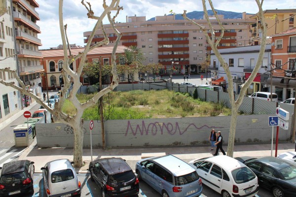 Dénia pide la adjudicación directa de una parcela abandonada en su calle más comercial 