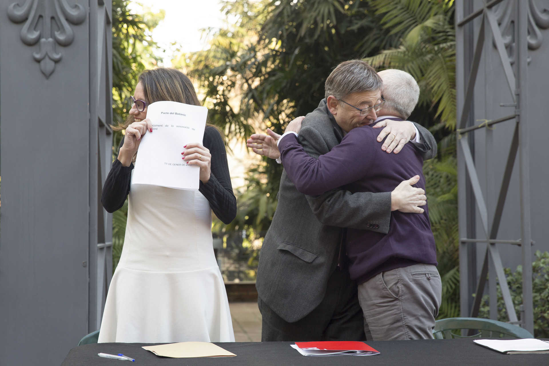 Ximo Puig abraza Antonio Montiel ante Mónica Oltra durante la renovación del Pacto del Botánico de enero. Foto: MARGA FERRER - 