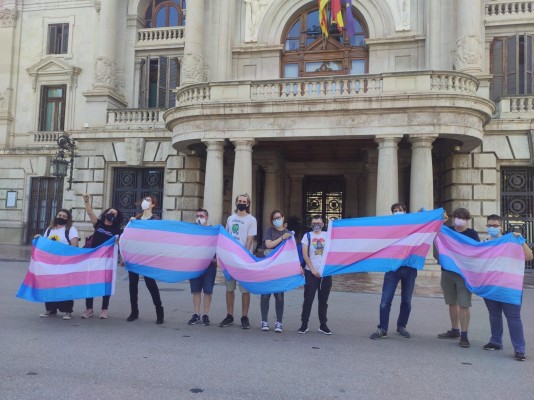 Lambda denuncia en una performance la violencia cotidiana que sufren las personas trans