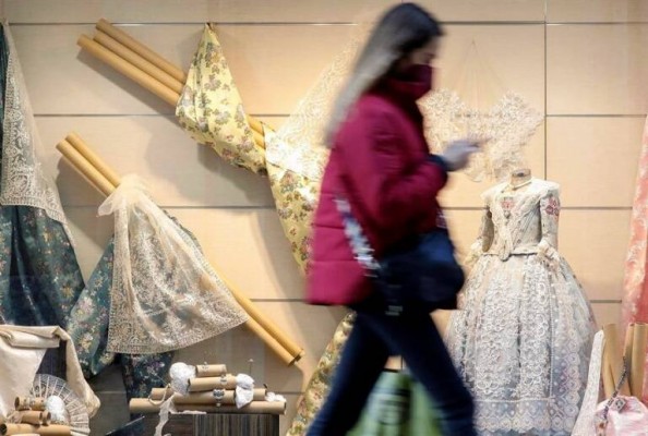 La indumentaria fallera sigue parada: solo le salvan los arreglos
