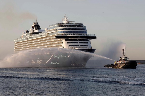 Llega a Valencia el barco 'Mein Schiff 2', el primer crucero en 15 meses
