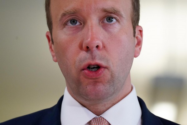 Dimite el ministro de Sanidad británico tras saltarse la normativa covid-19 con su amante
