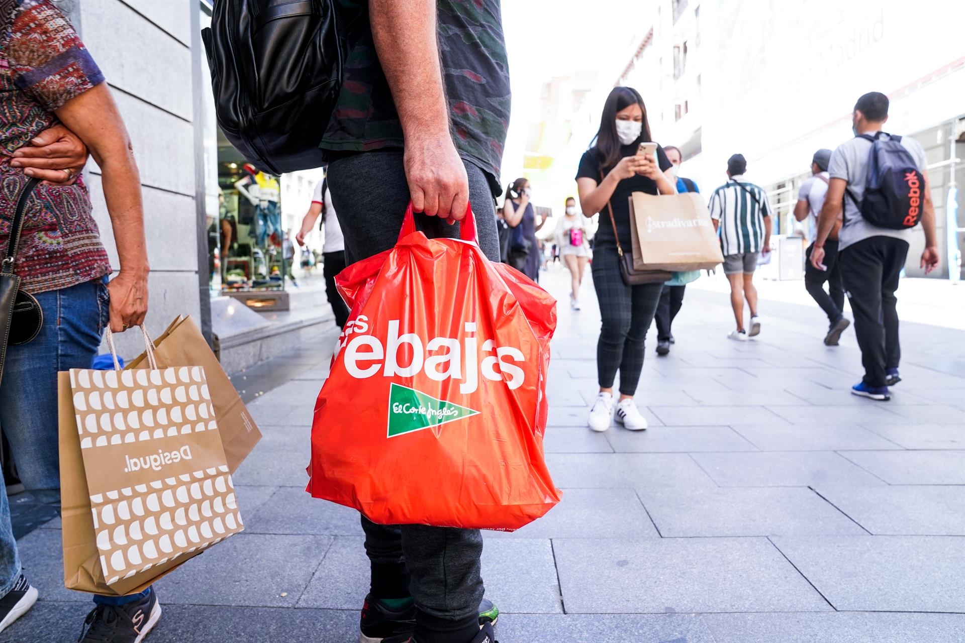 La Unión de Consumidores prevé un incremento de compras presenciales en rebajas 