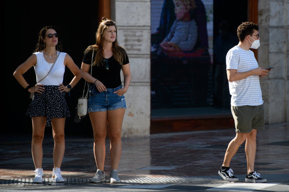 Las primeras horas tras el fin de la mascarilla obligatoria en exteriores se saldan sin incidentes