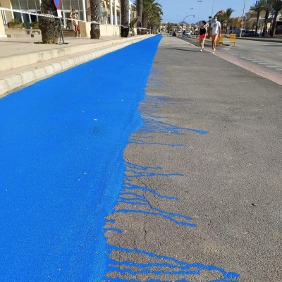 La pintura del carril bici de La Manga se hace viral: 'Chapuzas Manolo y Benito' dicen en las redes