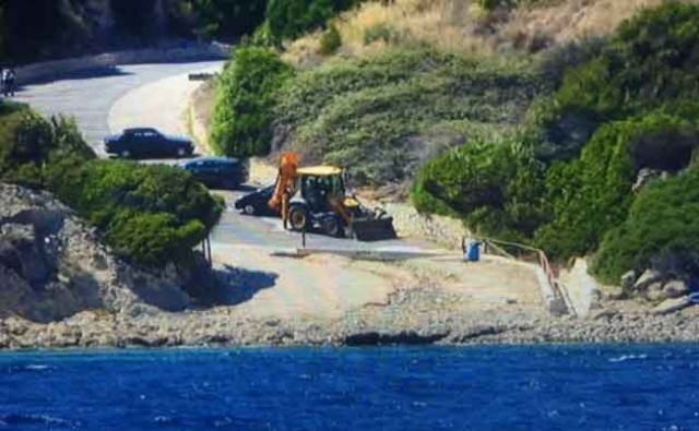Los ecologistas ven delito ambiental por la reposición de arena en una cala de Calp