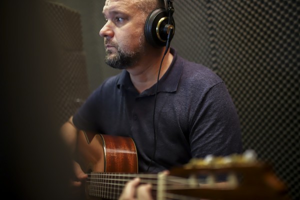 Charlie Undershaw fusiona jazz y ritmos brasileños en su álbum debut