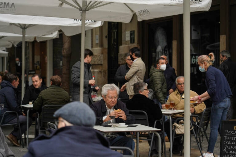 España notifica 4.924 nuevos casos de coronavirus, 13 muertes y la incidencia se eleva a 95