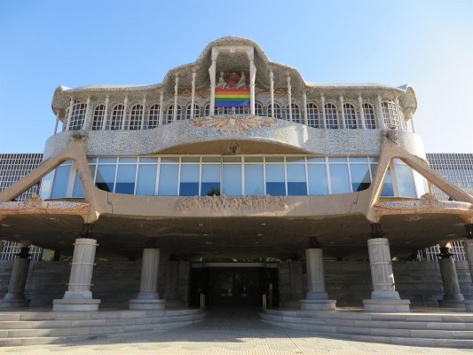 El Orgullo LGTBI llega a la Asamblea en forma de bandera arcoiris