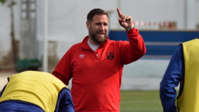 Javi Motos seguirá entrenando al Mar Menor tras guiarlo a la Segunda RFEF