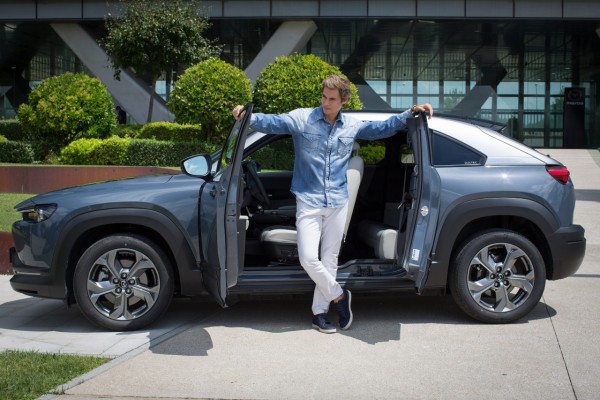 Carlos Baute se suma a la movilidad sostenible con Mazda