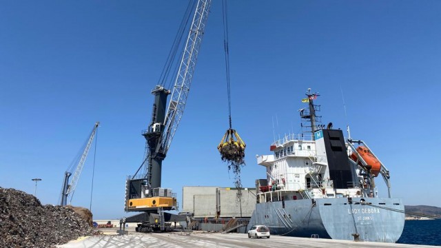 El Puerto suaviza su descenso, pero cae un 3% el movimiento de mercancías mensual