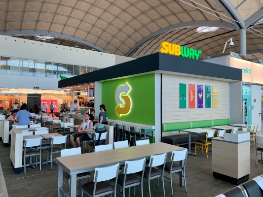 Subway abre en el aeropuerto del Altet su primer local con desayunos y autopedido de Europa