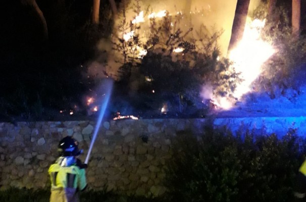 Las hogueras de San Juan acaban con el doble de incendios incontrolados y la policía sale apedreada de Santa Lucía y Nueva Cartagena