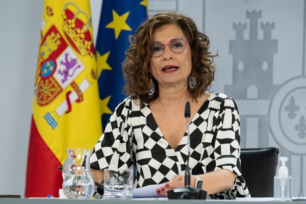 El Gobierno aprueba la bajada del IVA de la luz al 10% y la suspensión del 7% a la generación