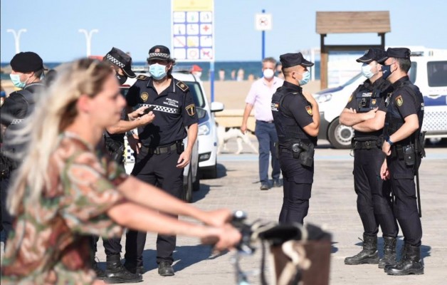 La Noche de San Juan en València deja 4 locales denunciados, 6 actas por fiestas y desalojos en zonas de ocio