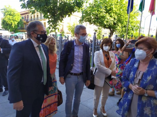 Martí promociona en Sevilla la belleza y calidad del interior y las playas de la provincia