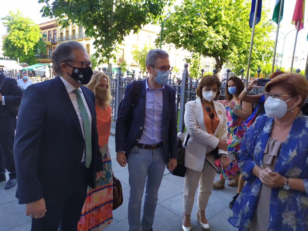 Martí promociona en Sevilla la belleza y calidad del interior y las playas de la provincia