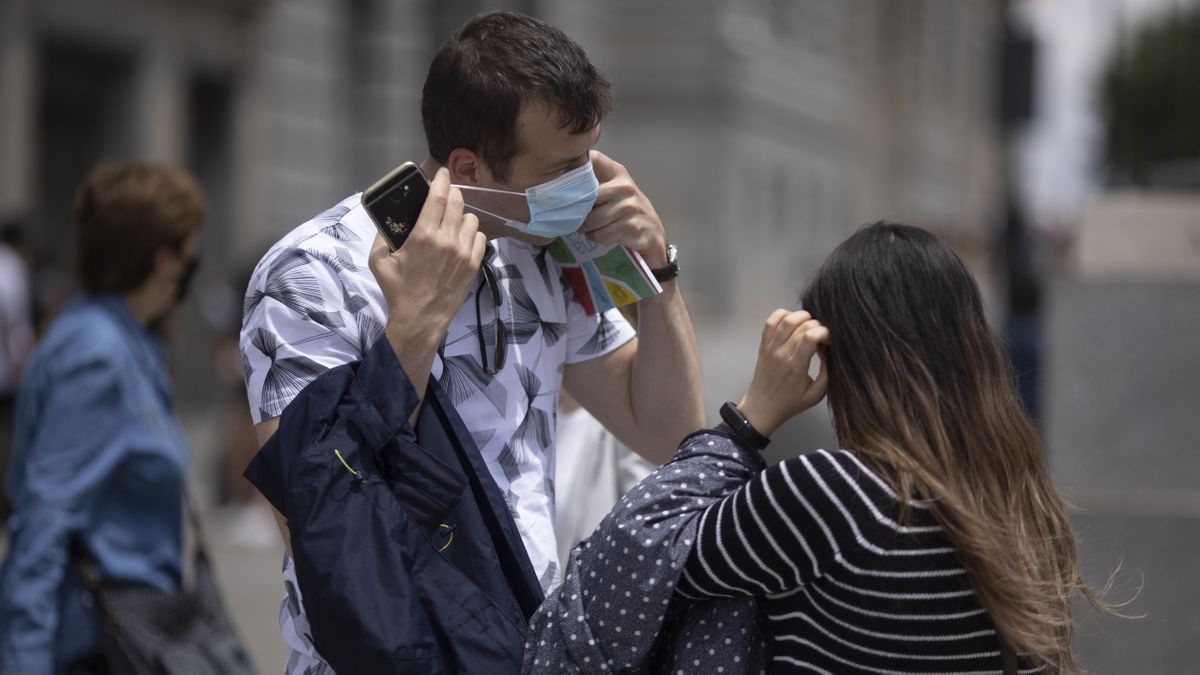 Las mascarillas dejarán de ser obligatorias en el exterior si se mantiene 1,5 metros de distancia