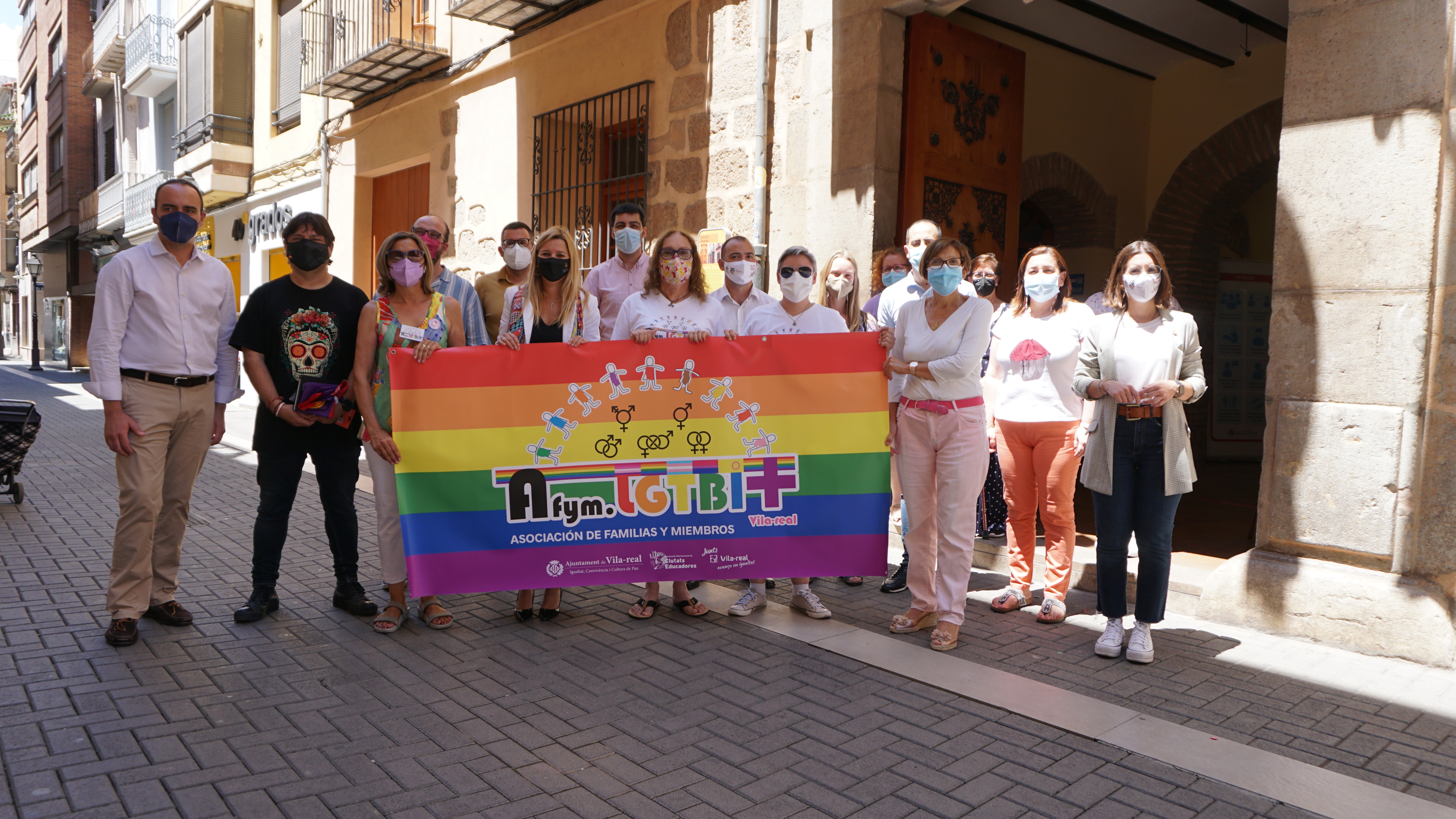 Vila-real penja 'amb orgull' la bandera LGTBI+ en la façana de la Casa dels Mudina