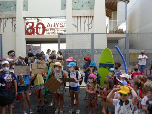 El colegio Santa Teresa de Valencia protesta por la falta de sombra en el patio