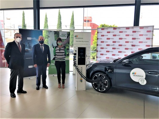 Iberdrola y Grupo Huertas acuerdan la instalación de más de 50 puntos de recarga en la Región