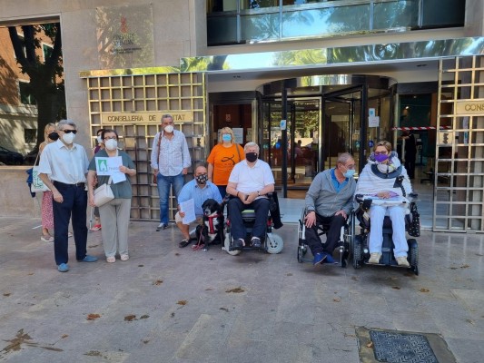Personas con discapacidad y patologías crónicas se concentran para exigir prioridad en la vacunación