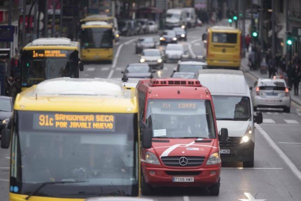 El Ayuntamiento vuelve a exigir al Gobierno regional la restitución del aforo completo en el transporte público

