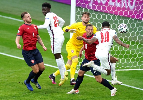 Inglaterra lidera con lo justo