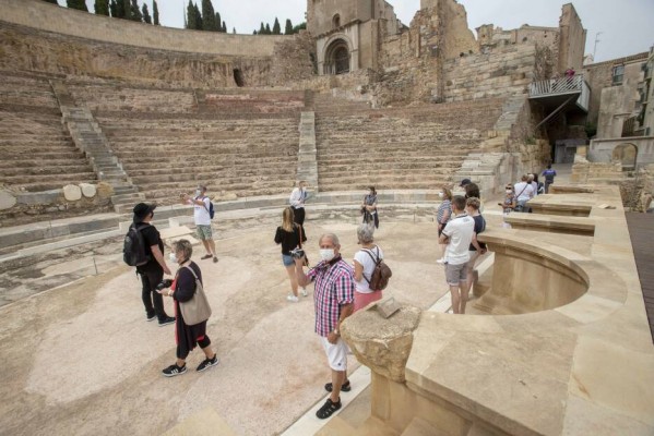 Los 'brotes verdes' del turismo en Cartagena asoman por el Teatro Romano: casi 4.500 visitantes en tres semanas