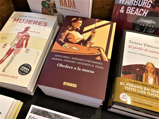 ‘Obedece a la morsa’, una comedia negra sobre el negocio de la nueva poesía