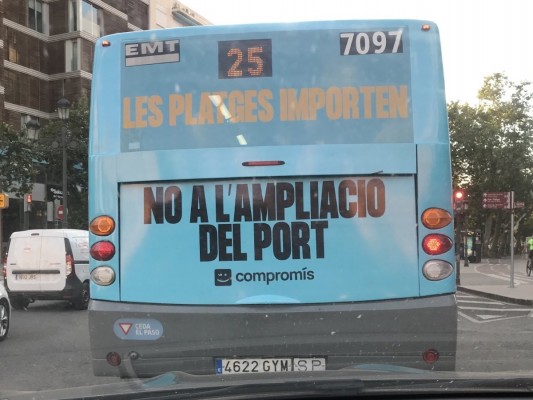 Compromís pone publicidad en los autobuses de la EMT contra la ampliación del puerto