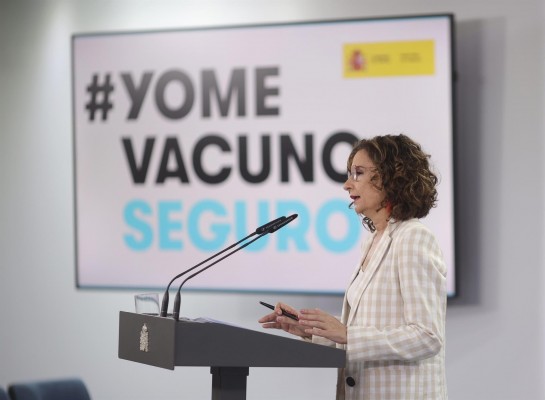 Montero dice que la rebaja del IVA de la luz se aplicará sobre toda la factura y el recibo bajará un 10%