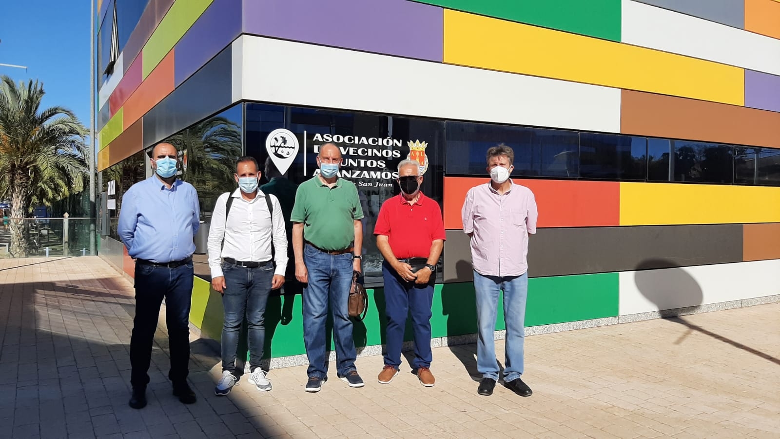 Los representantes del PSOE con los vecinos de la asociación Juntos Avanzamos. - 