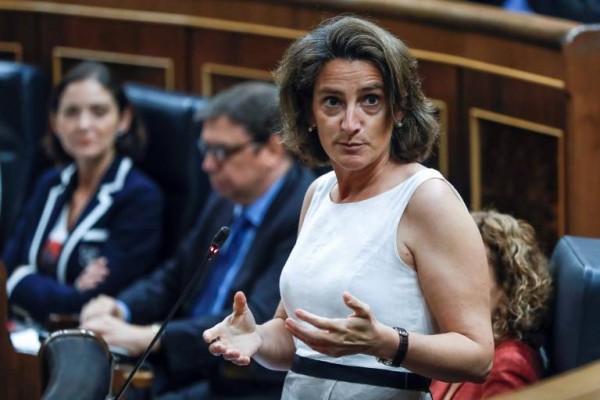 El Gobierno bajará el IVA de la luz al 10% y suspenderá el impuesto del 7% a la generación