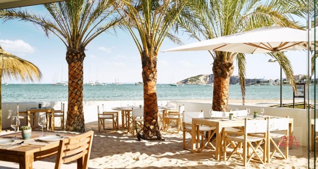 Dónde comer en Ibiza y Formentera en 2021: el ranking de los 5 restaurantes de playa que suben este verano (y los 5 que bajan)