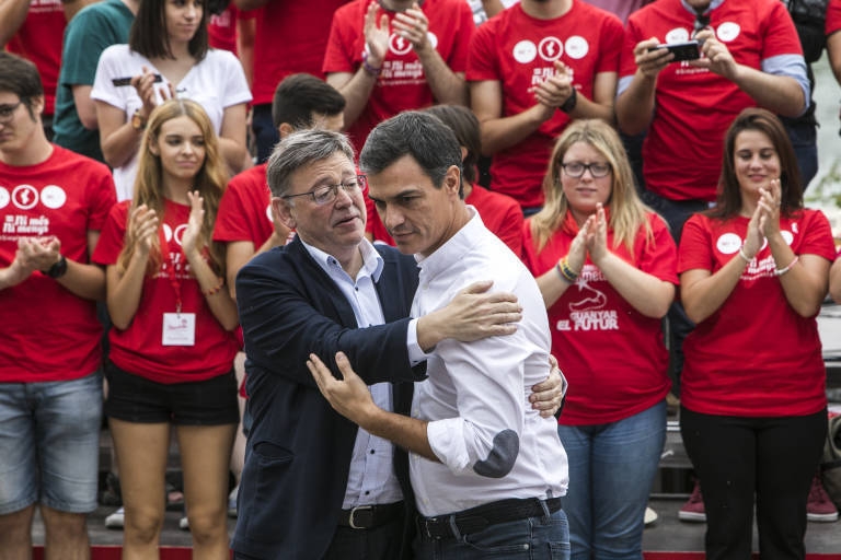 Ximo Puig y Pedro Sánchez, durante un mitin en Valencia. Foto: EVA MÁÑEZ  - 