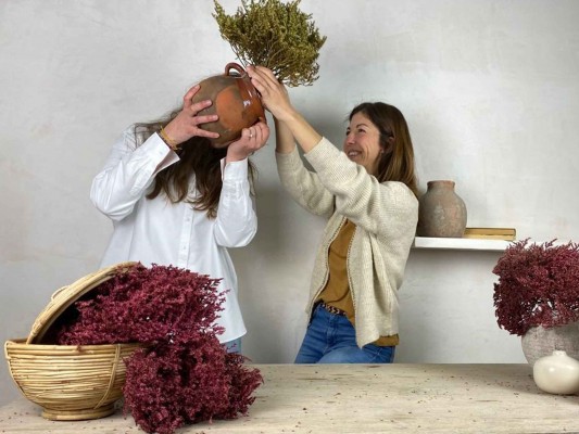 Flores con Flow, desde Dolores, incluirán la venta de jarrones y bancos de madera restaurados