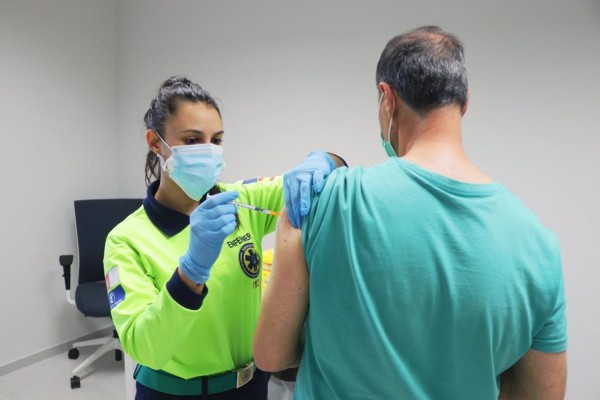 España administra 945.605 dosis este fin de semana y un tercio de la población ya tiene pauta completa

