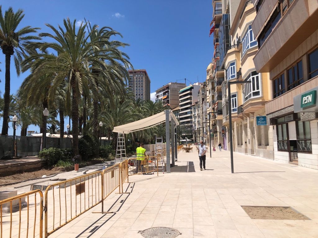 La colocación de los pórticos de los nuevos toldos en el primer tramo del paseo de La Explanada. - 